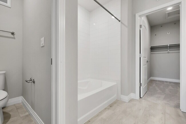 Building Photo - $2,775 - 3 Bed, 3 Bath Condo in Aurora wit...