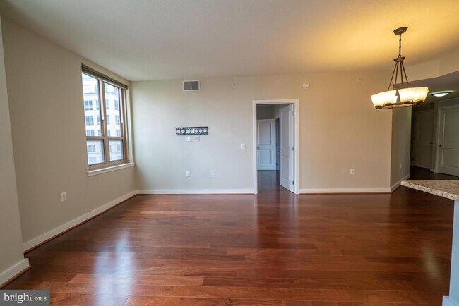 Building Photo - 888 N Quincy St