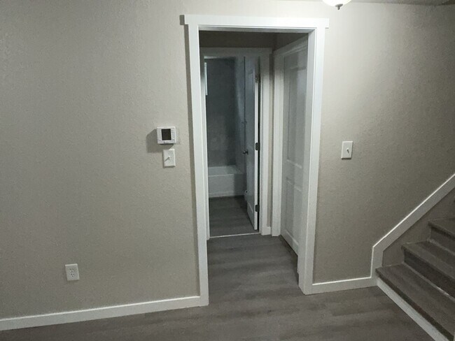 Building Photo - Utilities Included - 1 Bed 1 Bath Apartment