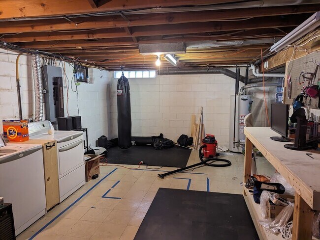 Building Photo - 4 Bedroom, 1.5 Bathroom Beautiful Home - You do not want to miss this one!