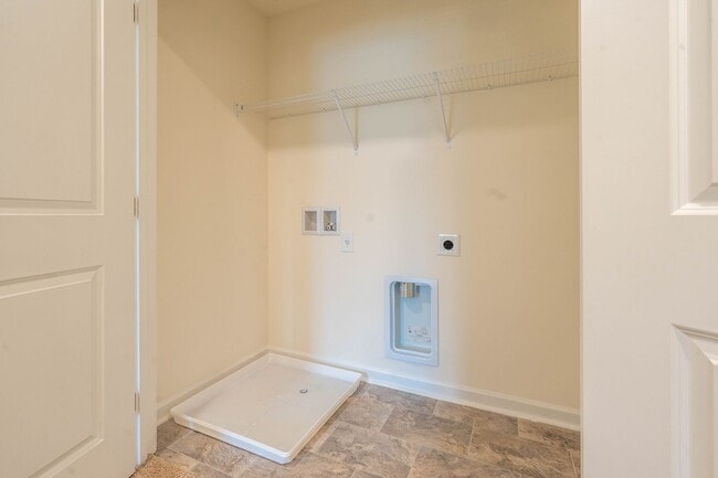 Building Photo - Beautiful newly constructed 3 bed and 2.5 bath townhouse with garage in the heart of jonesborough.