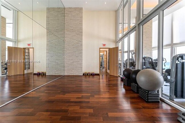 Building Photo - 15901 Collins Ave