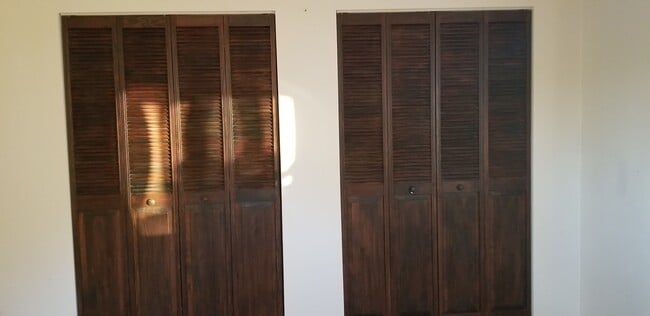 Building Photo - 3 bedroom, 2 bathroom home in well established neighborhood.