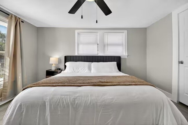 Building Photo - 1401 Collier St