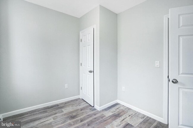 Building Photo - 565 Line St