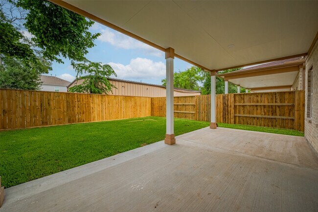 Building Photo - 2206 Hoskins Dr