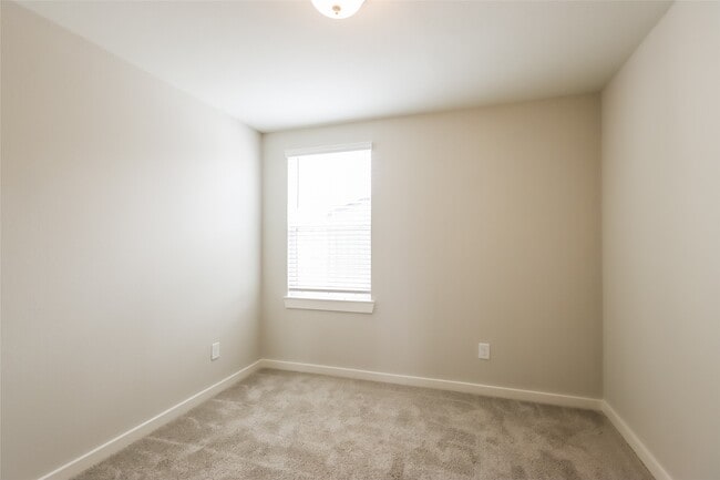 Building Photo - 9835 Willow Creek Commerce Dr