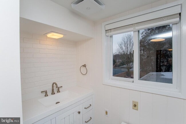 Building Photo - 67 Ferry St