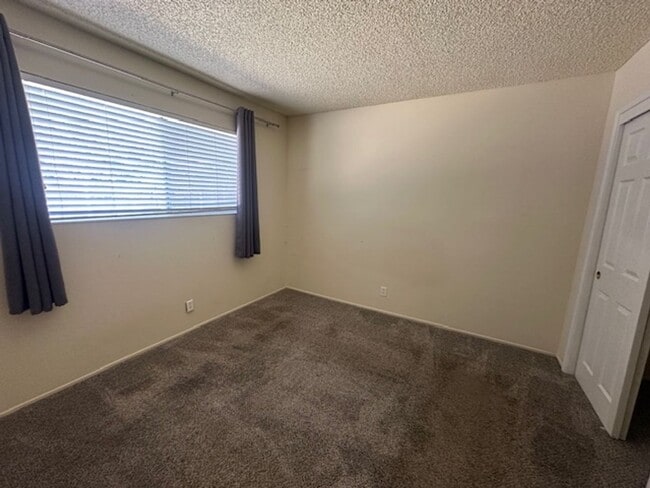 Building Photo - 3 bedroom  2 bath for rent