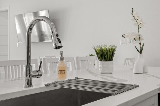 Building Photo - Gorgeous New Constriction House in Tampa - B