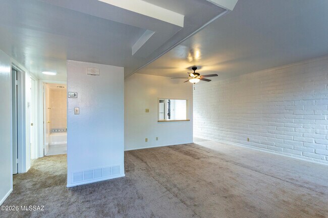 Building Photo - 565 N Macnab Dr