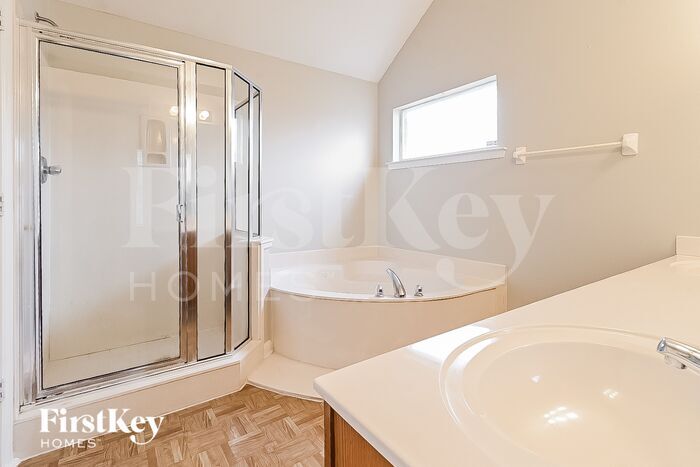 Building Photo - 5599 Queens Ring Cove