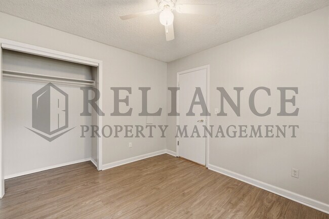 Building Photo - 903 E Osie St