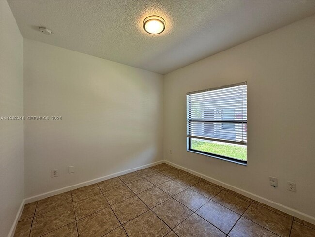 Building Photo - 1027 NE 10th Ave