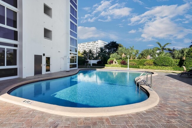 Building Photo - 2715 N Ocean Blvd