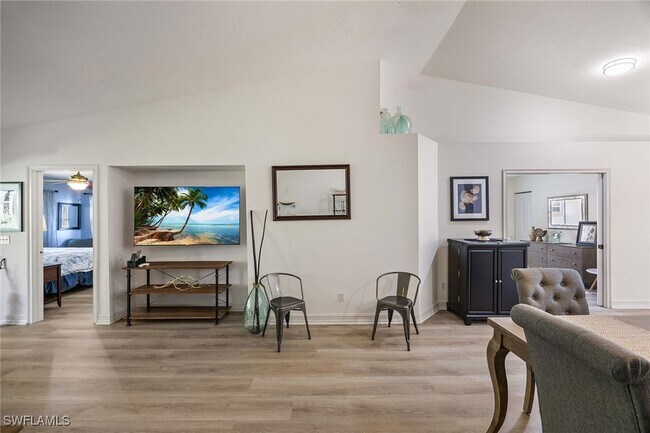 Building Photo - 640 Luisa Ln