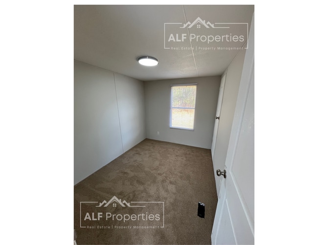 Building Photo - Newly Renovated and Available