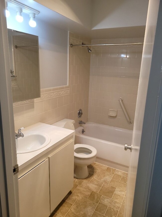 Building Photo - 2 Bed 1.5 Bath Condo Downtown Bellevue