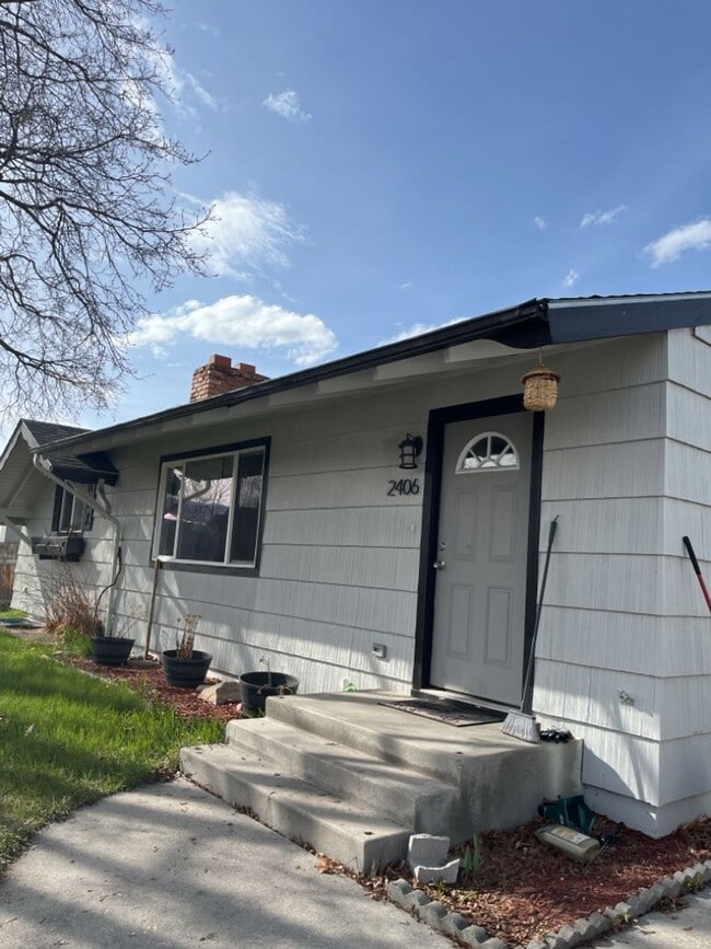 Building Photo - 4 Bed - 2 Bath - Fenced Yard