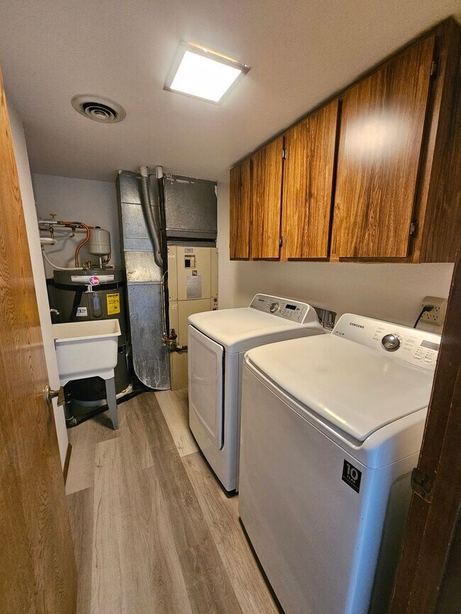 Building Photo - Beautiful 4 Bedroom Home on the Lake-May Rent FREE!