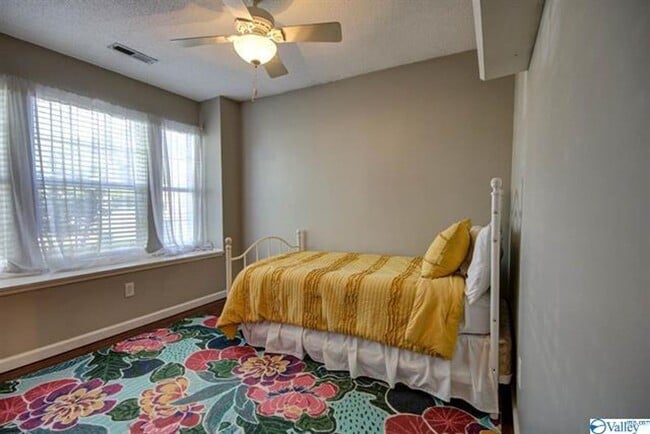 Building Photo - THREE BEDROOM/TWO BATH SPACIOUS RANCH - GR...