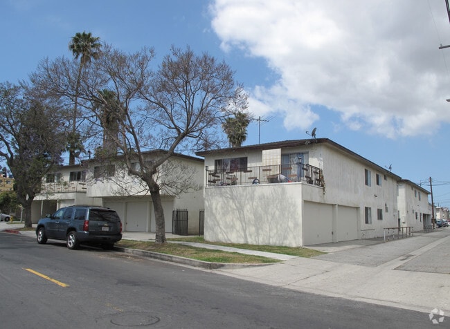 Nassau Arms - 1601-1611 W Lomita