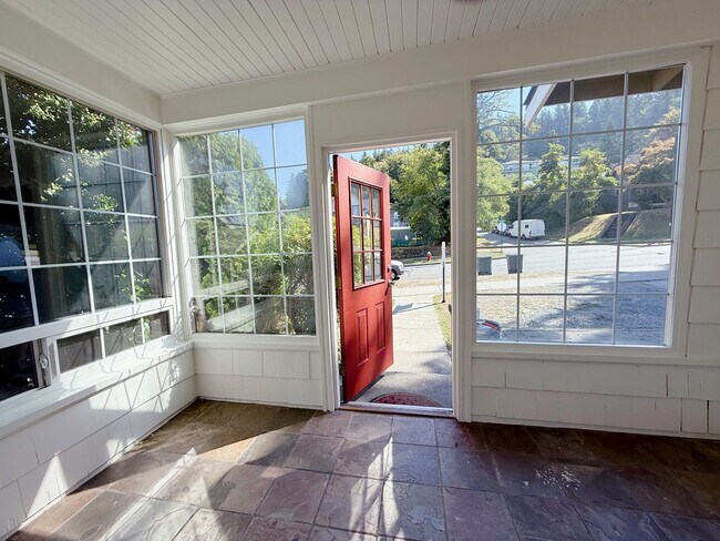 Building Photo - 3 & 4 Bedroom Units Just Steps from WWU