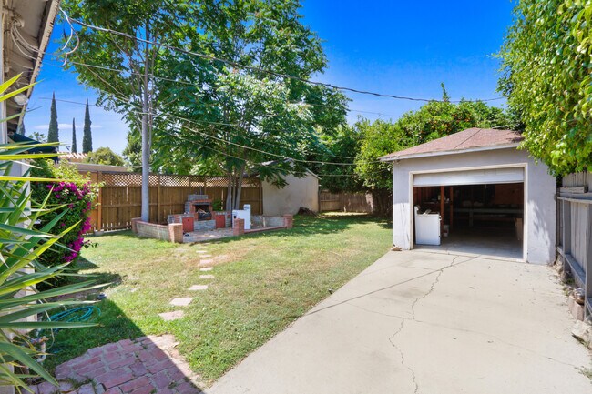 Building Photo - 5107 Enfield Ave