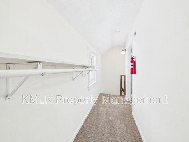 Building Photo - 484 Crouse St