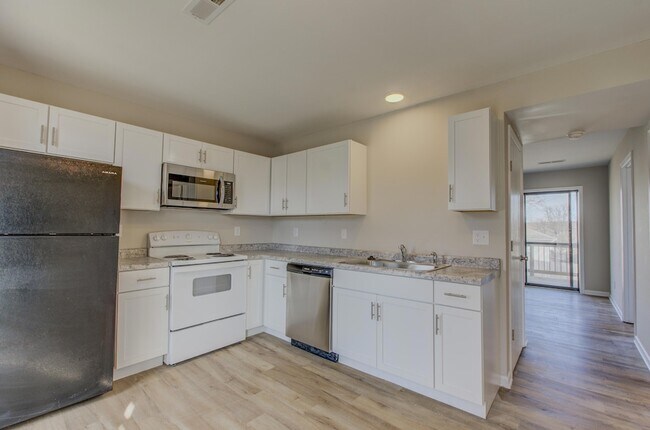 Building Photo - 420 N Shiloh Ave