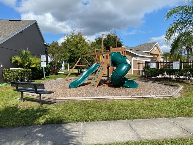 Building Photo - Adorable 3 bedroom / 2.5 bath town home wi...