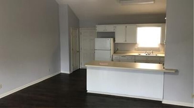 Building Photo - 2 Bedroom 2 Bath Townhome