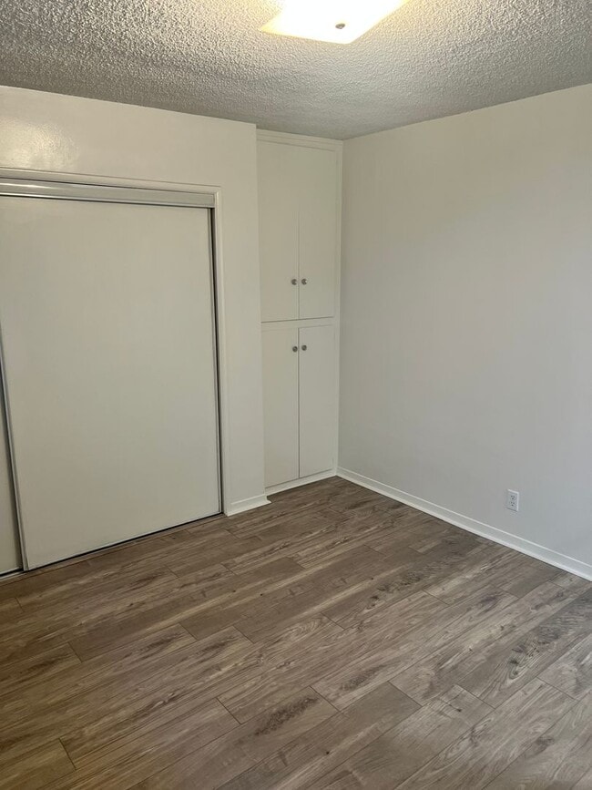 Building Photo - Second-floor 1-bedroom apartment in Whittier.