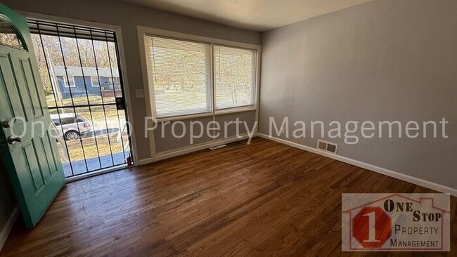 Building Photo - 4 Bedroom, 2 Bathroom home in Kansas City