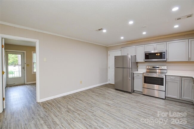 Building Photo - 331 Friendship Dr