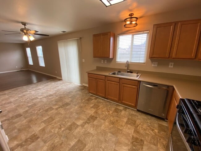 Building Photo - Spacious Two Story Home in SW Visalia comi...