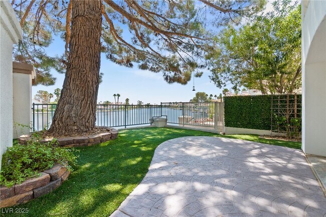 Building Photo - 3004 Sun Lake Dr