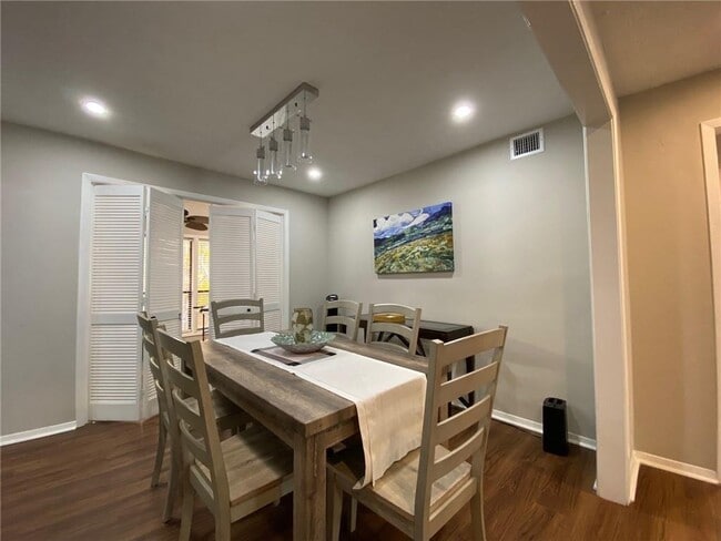 Building Photo - 704 Dunbar Dr