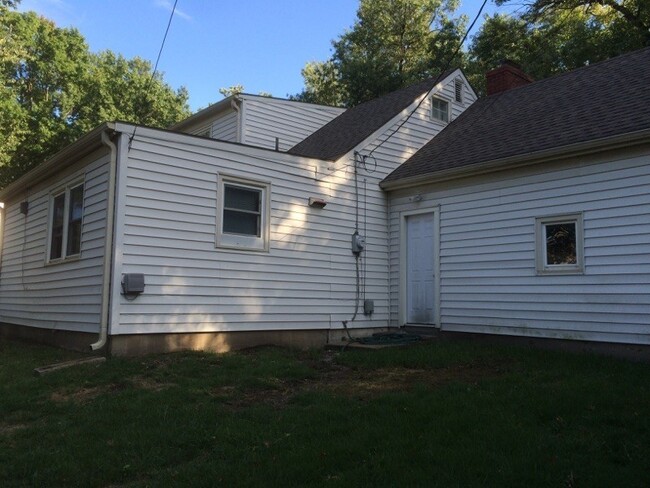 Building Photo - Beautiful home in Westboro! 2car attached ...