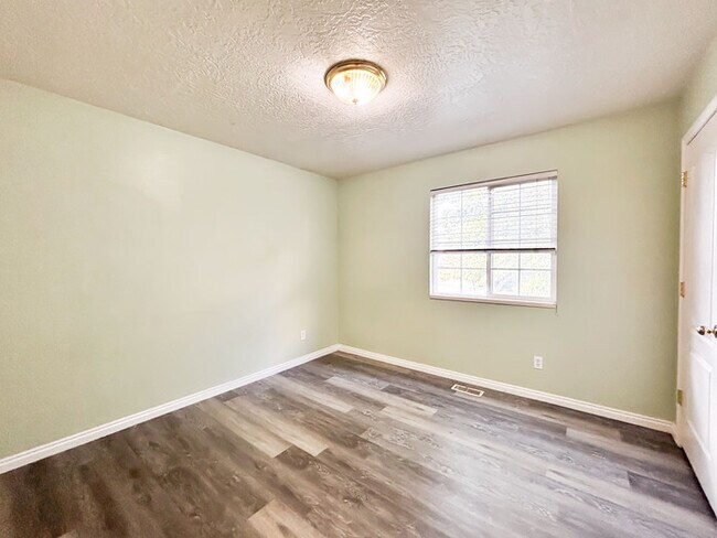 Building Photo - Perfect 5 bed - 2 bath Ranch Home near the...