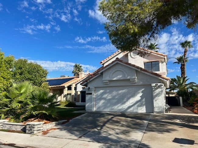 Building Photo - STUNNING 4 BEDROOM 3 BATH, 2 STORY HOME WI...