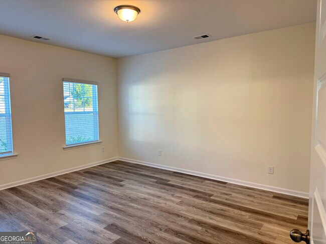 Building Photo - 214 N Dogwood St