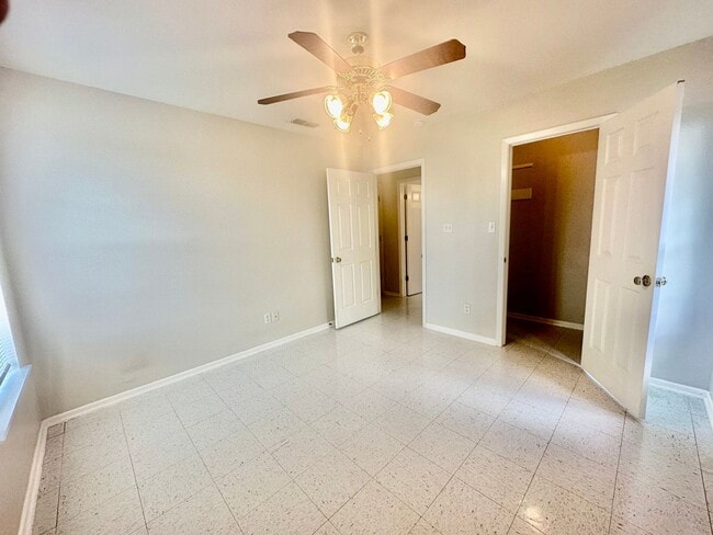 Building Photo - Cozy 2/1 Duplex in Pleasanton w/ Dedicated Parking ~ Move-In Ready!