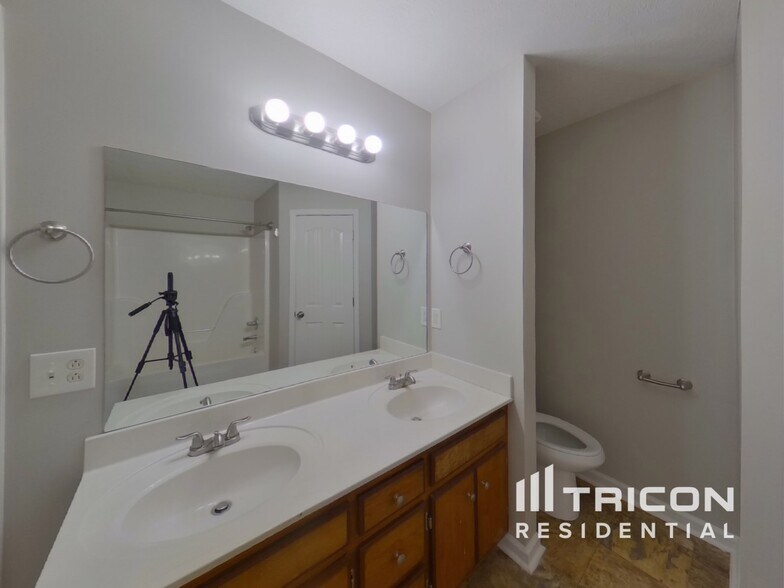 Building Photo - 2108 Montgomery Ln