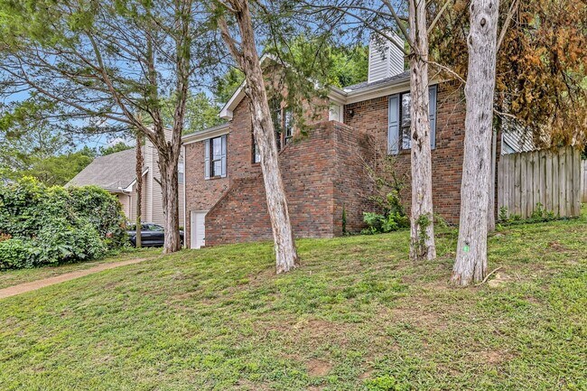Building Photo - 3 bedroom/2 bathroom Home