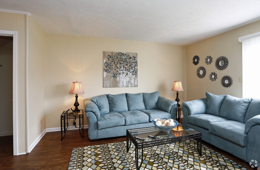 2BR, 2BA - 1050 SF Deluxe- Living Area - Branson Creek Commons