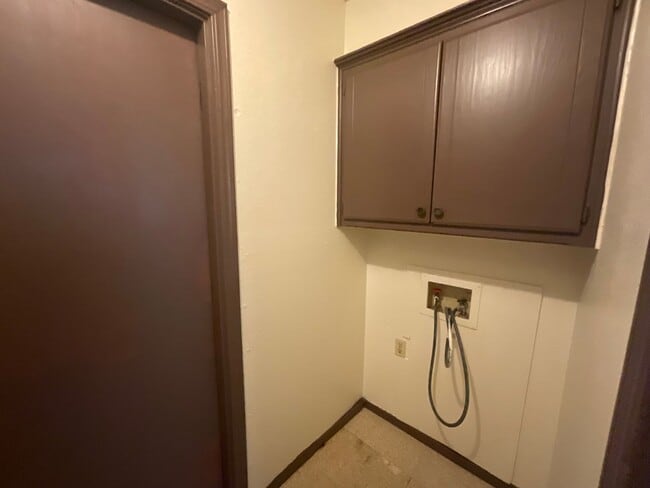 Building Photo - 3 bedroom 1 1/2 bath