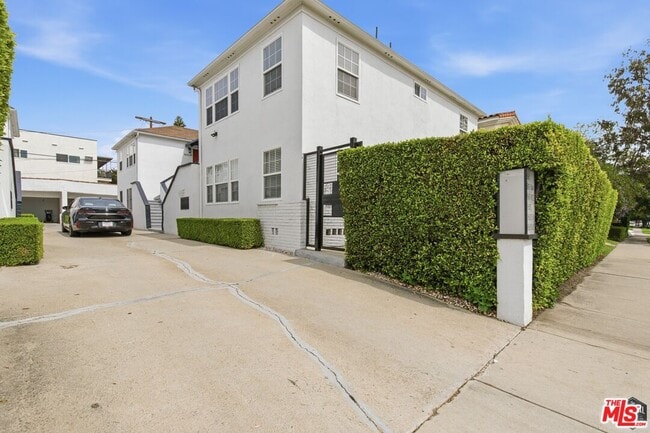 Building Photo - 8613 1/4 W Olympic Blvd