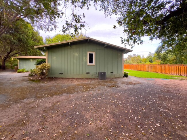 Building Photo - Charming 3-Bedroom Country House