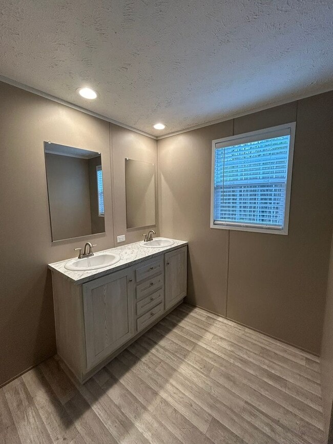 Building Photo - Private 3 Bedroom 2 Bath Home on 4 Acres